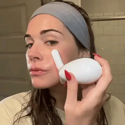 GIF Woman using the product
